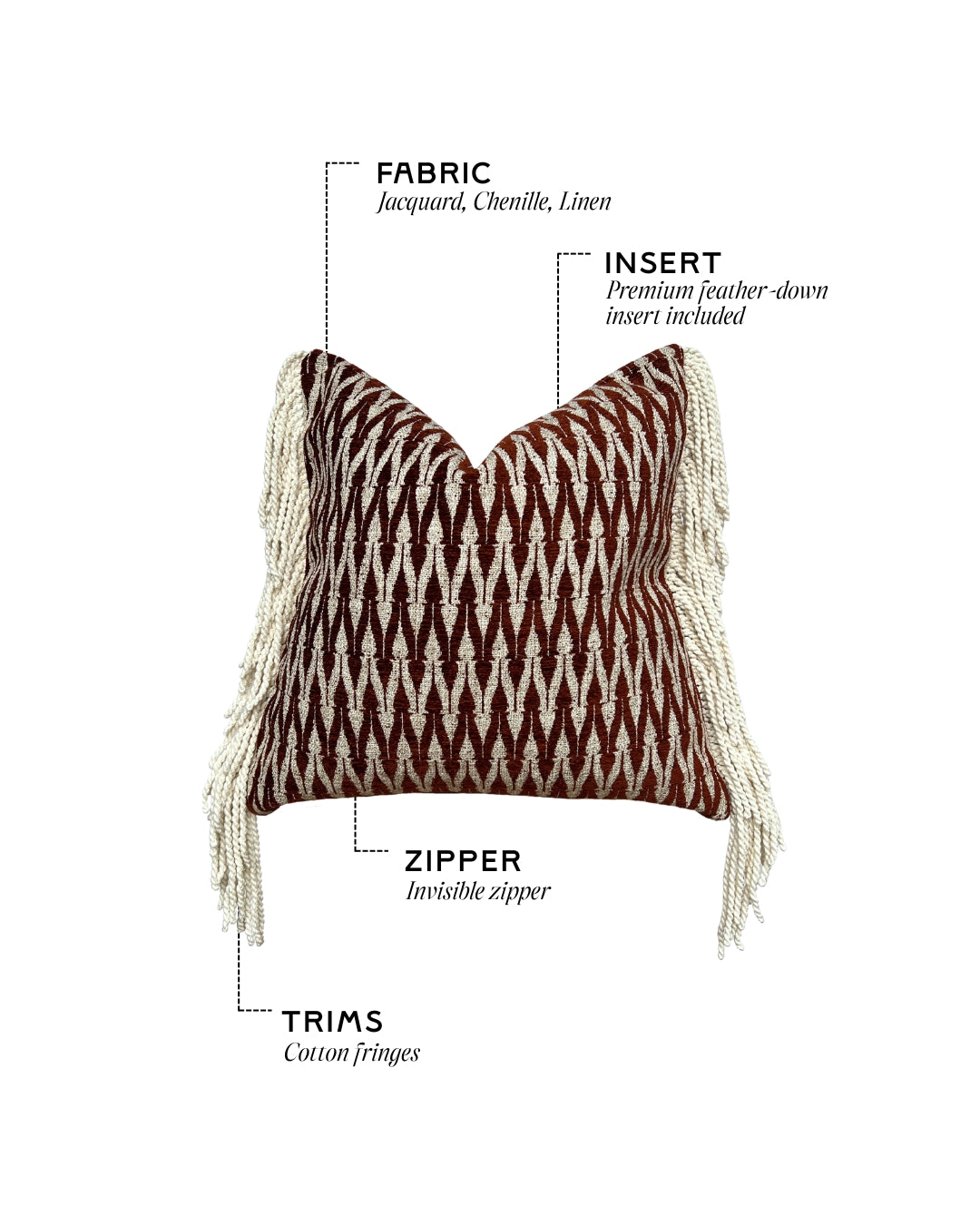 Hogaría sierkussen in terracotta en crème met grafisch geweven patroon en lange crèmekleurige franjes aan de zijkanten, luxe handgemaakt designkussen voor slaapkamer en woonkamer.