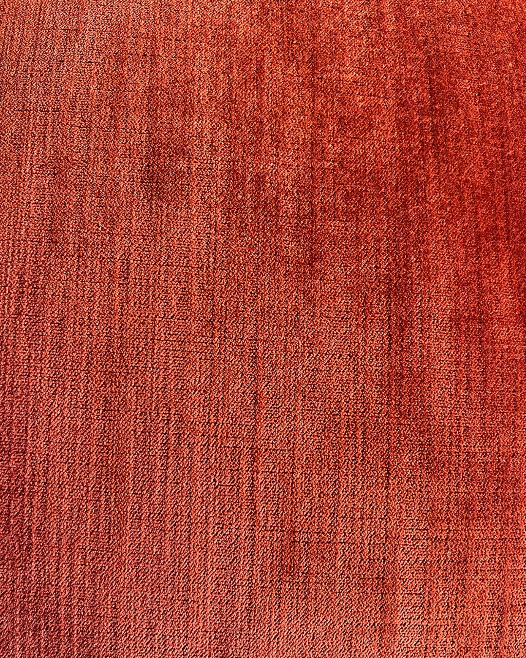 Terracotta Hogaría sierkussen met luxe fluwelen textuur en lange franjes aan de zijkanten, handgemaakt in Nederlandse ateliers. Premium decoratief kussen voor sofa of bed, duurzaam gevuld en ontworpen voor een warme, high-end interieurstijl.