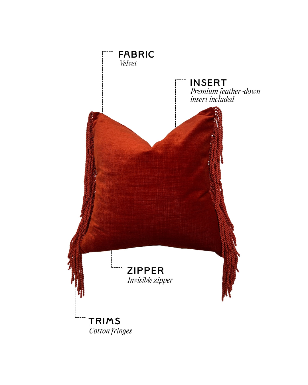 Terracotta Hogaría sierkussen met luxe fluwelen textuur en lange franjes aan de zijkanten, handgemaakt in Nederlandse ateliers. Premium decoratief kussen voor sofa of bed, duurzaam gevuld en ontworpen voor een warme, high-end interieurstijl.