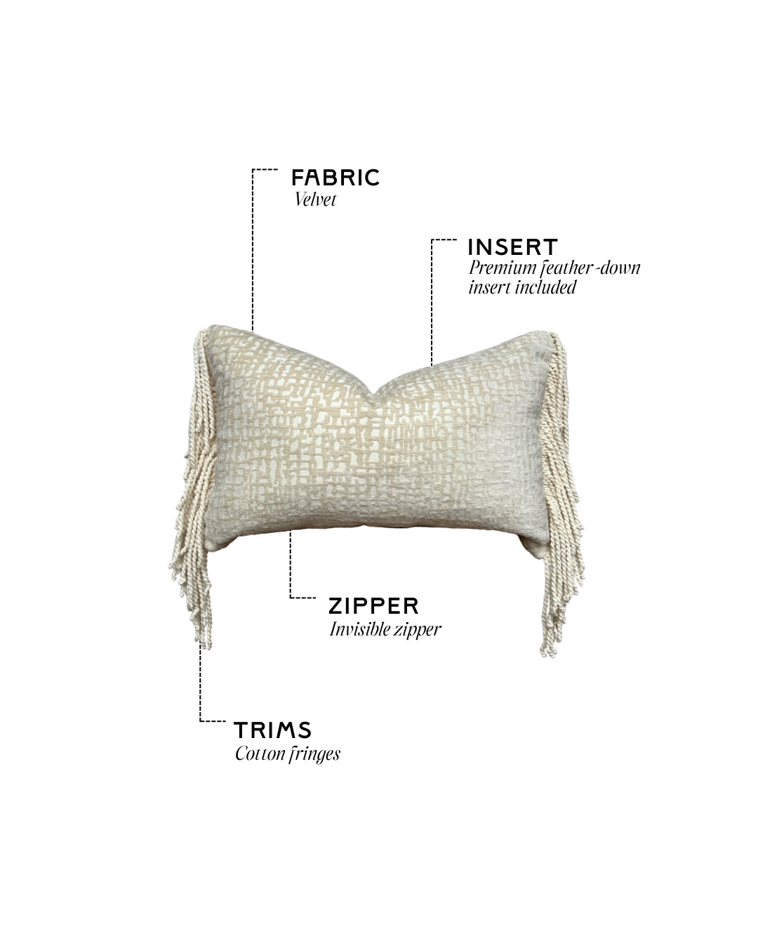 Crèmekleurig Hogaría sierkussen met fijne textuur en lange, gedraaide franjes aan de zijkanten, luxe handgemaakt interieurkussen in zacht neutraal design, perfect voor moderne en warme woonruimtes.