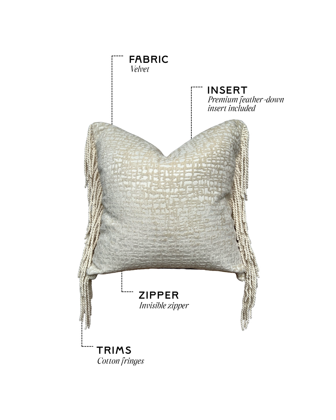 Crèmekleurig Hogaría sierkussen met fijne textuur en lange, gedraaide franjes aan de zijkanten, luxe handgemaakt interieurkussen in zacht neutraal design, perfect voor moderne en warme woonruimtes.